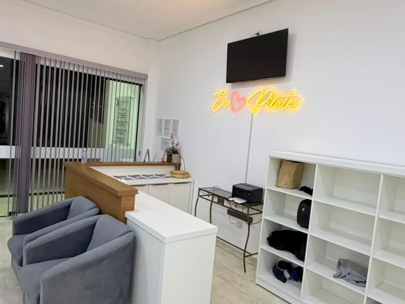 Sala de Pilates equipada do Studio Alex Reis